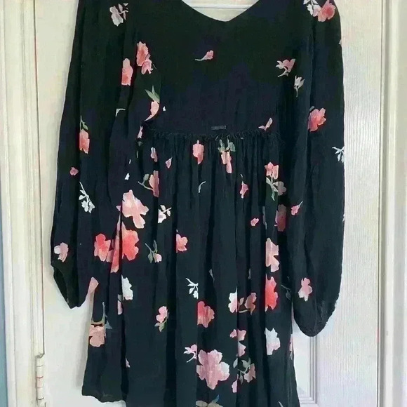 Billabong Floral Dress size small. - Picture 2 of 4